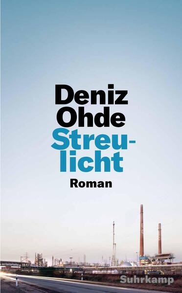 Wahrhaftig und einfühlsam erkundet Deniz Ohde in ihrem gefeierten Debütroman die feinen Unterschiede in unserer Gesellschaft. Sie spürt den Sollbruchstellen im Leben ihrer Erzählerin nach, den Zuschreibungen und Erwartungen an sie als Arbeiterkind, der Kluft zwischen Bildungsversprechen und erfahrener Ungleichheit, der verinnerlichten Abwertung und dem Versuch, sich davon zu befreien. Industrieschnee markiert die Grenzen des Orts, eine feine Säure liegt in der Luft, und hinter der Werksbrücke rauschen die Fertigungshallen, wo der Vater tagein, tagaus Aluminiumbleche beizt. Hier ist die Erzählerin aufgewachsen, hierher kommt sie zurück, als ihre Kindheitsfreunde heiraten. Und während sie die alten Wege geht, erinnert sie sich: an den Vater und den erblindeten Großvater, die kaum sprachen, die keine Veränderungen wollten und nichts wegwerfen konnten, bis der Hausrat aus allen Schränken quoll. An die Mutter, deren Freiheitsdrang in der Enge einer westdeutschen Arbeiterwohnung erstickte, ehe sie in einem kurzen Aufbegehren die Koffer packte und die Tochter beim trinkenden Vater ließ. An den frühen Schulabbruch und die Anstrengung, im zweiten Anlauf Versäumtes nachzuholen, an die Scham und die Angst - zuerst davor, nicht zu bestehen, dann davor, als Aufsteigerin auf ihren Platz zurückverwiesen zu werden.