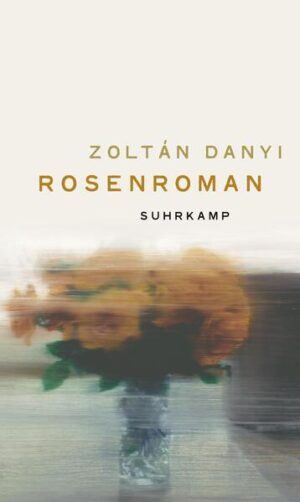 »Ich stand am Fenster und wartete, dass die Sonne unterging, denn das war die Regel, und wenn ich nicht wollte, dass etwas Schlimmes geschah, musste ich warten, bis sie untergegangen war.« Mit diesen Sätzen beginnt er, der Lebensbericht eines Erzählers, der nach einer existenziellen Krise in seine serbische Heimatstadt zurückgekehrt ist - von der belgischen Nordseeküste an die Theiß, aus Westflandern unter den hohen leeren Himmel der Vojvodina. Die Handlung umfasst drei Jahrzehnte, vom Beginn der Jugoslawienkriege bis in die Gegenwart. Dem Kriegsdienst entgangen, arbeitet er auf der Rosenfarm seines Vaters. Trotz eines Handelsembargos transportiert er die Pflanzen ins europäische Ausland, die Angst mit selbstgesetzten Regeln bekämpfend. Jahre später werfen ihn eine schwere Krankheit und eine Beziehungskrise aus der Bahn. Mit bezwingender sprachlicher Schönheit, in seiner Ruhe und unerhörten Intensität einem Werk der Minimal Music vergleichbar, vollzieht Zoltán Danyis meisterhafter Roman die seelische und physische Selbsterforschung eines Menschen nach, der sich schreibend aus der Sackgasse seines Lebens herausarbeitet.