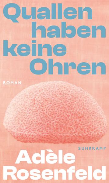 In ihr rechtes Ohr dringen noch ein paar Töne, links herrscht Stille. Seit ihrer Kindheit befindet Louise sich in einer Zwischenwelt. Im Hellen kann Louise die Lippen der Menschen lesen. Wird es dunkler oder sind Gesichter abgewandt, driftet sie ab in einen Zustand zwischen Imagination und Realität, in einen Raum der unendlichen Möglichkeiten. Dann beginnt sie, die Hörlücken mit ihrer Fantasie zu füllen, die bevölkert ist von drei fiktiven Figuren: einem Soldaten aus dem Ersten Weltkrieg, einem Hund namens Zirrus sowie einer launischen Botanikerin, die Louise während der langen Monate des Nachdenkens und Zweifelns begleiten. Denn Louise steht vor einem radikalen Schritt: Ihr Gehör schwindet nach und nach, und die Ärzte raten ihr, ihr verbleibendes natürliches Gehör durch ein Cochlea-Implantat zu ersetzen. Um sich der Entscheidung zu entziehen, flüchtet sich Louise immer mehr in ihre Traumwelt, die ständig mit den großen Veränderungen in ihrem Leben kollidiert - einer beginnenden Liebesbeziehung, dem ersten Job bei der Stadtverwaltung, einer zerbrechenden Freundschaft. Doch die Zeit drängt, und Louise muss ihre Entscheidung treffen. Quallen haben keine Ohren taucht mit kraftvoll poetischen und überraschenden Bildern ein in die Welt der Gehörlosen. Eine junge, hörbeeinträchtigte Pariserin hat sich den Fallstricken der Sprache zu stellen und erlebt die Unzulänglichkeit von Licht und Schatten. Und zugleich zeigt sich gerade in diesem Schwebezustand die Kraft der Imagination.