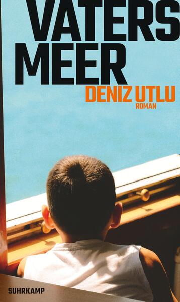 Vaters Meer erzählt von einem Schicksalsschlag, der eine ganze Familie trifft, von einer Vater-Sohn-Beziehung, die abrupt endet, von Migration und Zugehörigkeit. Deniz Utlu zeichnet die unerwarteten Wege des Lebens wie der Erinnerung nach. Sein Roman zeugt von der Kraft des Erzählens - die dann am deutlichsten wird, wenn die Sprache das Letzte ist, was einem bleibt. Yunus ist dreizehn Jahre alt, da erleidet sein Vater zwei Schlaganfälle und ist fortan nahezu vollständig gelähmt. Er kann nur noch über Augenbewegungen kommunizieren. Zehn Jahre wird er von Yunus’ Mutter gepflegt, erst in einem Heim, dann zu Hause, bevor er stirbt. Und Yunus, der zum Studium ausgezogen ist aus der elterlichen Wohnung, ruft sich immer wieder Bilder aus seiner Kindheit wach: Erlebnisse und Gespräche mit dem Vater, von denen er manchmal gar nicht mehr wusste, dass er sie noch in sich trägt. Sie fügen sich zu dem warmherzigen Porträt eines Mannes, der mit lauter Stimme lachte oder auf Arabisch fluchte, der häufig abwesend und leicht reizbar war und der einst aus Mardin nahe der türkisch-syrischen Grenze nach Istanbul ging, dort den Militärputsch miterlebte und schließlich mit einem Frachtschiff nach Deutschland kam. »Dieses Buch hat mein Herz gebrochen und wieder zusammengeflickt. Die Figuren und die Sprache, sie werden mich für immer begleiten.« Fatma Aydemir