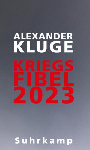 »Der Krieg ist wieder da.« Mit dieser ersten von sechs Stationen beginnt Alexander Kluge sein neuestes Buch, veranlasst durch einen Angriffskrieg, der zunächst auf europäischem Schauplatz, aber mit globaler Wirkung geführt wird. Der Autor zielt damit weder auf eine Parteinahme noch auf einen Appell. Vielmehr geht es ihm um den »Maulwurf Krieg«, um dessen zähes und oft unterirdisches Überleben, um das, was er aus Menschen macht und zu welchem Eigenleben er imstande ist. Was der Autor, nach ikonischem Vorbild, im Schilde führt: eine Fibel. Für diese formuliert er einfache Geschichten und unterlegt sie mit Bildmontagen und Filmsequenzen. Zehn Jahre war der Autor alt, als er - auf der Schulbank und mit dem Finger auf der Landkarte - deutsche Panzer auf der Fahrt nach Stalingrad verfolgte. In der ganzen Zwischenzeit bis zu seinem 91. Geburtstag im Februar 2023 hat dieser »Chronist der Gefühle« die Kostümierungen des Krieges immer wieder studiert: Krieg ist sterblich, aber er stirbt nicht schnell. Wie können wir auf seine Zumutungen antworten? »Die Unmöglichkeit, nicht zu weinen«, das ist eine unserer Stärken, heißt es in der sechsten und letzten Station des Buches. Das Versteinerte und der Charakterpanzer in uns sind eine Täuschung. Tränen in unseren Augen machen blind, aber auch hellsichtig. Wir Menschen sind für den Krieg ungeeignete Geschöpfe. Doch unsere Schwäche enthält eine Hoffnung.