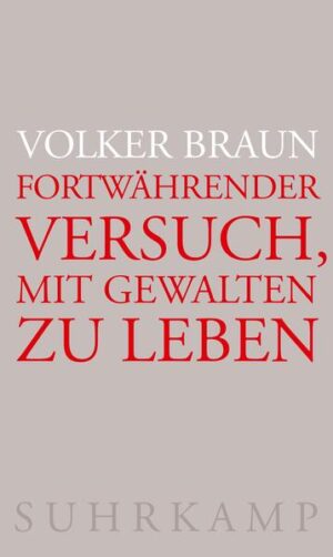 »Früher hätte man die Welt verlassen können, einfach die Zelte abbrechen können, jetzt gibt’s keine Anderwelt mehr, wir sind im Überall.« Mit geschärftem Blick für die Zusammenbindung der Welt und bekannter sprachlicher Virtuosität nähert sich Volker Braun in seinem neuen Prosaband den großen Fragen, die in die Zukunft reichen: Was macht unser heutiges »Überall« aus? Welchen Gewalten ist es ausgesetzt? Und was passiert, wenn die Gegner nicht mehr Staaten sind, sondern Stürme? Seine Bewegung führt auf die eurasische Landmasse, in das Berliner Liquidrom sowie in den Schlosspark Niederschönhausen, wo ihn die Stimmen seiner Begleiter umgeistern. Volker Brauns »Versuche« über die Abgründe und Widersprüche unserer globalisierten Welt überraschen in ihrer Vielschichtigkeit und brillieren in ihrer Sprachgewalt.