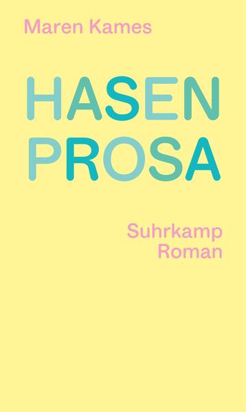 »Wenn das alles gewesen ist, ziehe ich aus!«, ruft da eine und macht sich in ihren Meilenstiefeln, ihren Reisesocken davon. Auf der Rückbank: ein Hase. Es geht einmal quer durch die Zeit, die Zeitalter und hinaus, ins knalldunkle All. Im Strichflieger durch den Himmel und die Erinnerung: an zwei Großmütter, eine helle, eine dunkle, eine heile, eine wunde. Einen Großvater, seine furchigen Hände. Einen Bruder und seinen Baum. An rasende Träume, krumme Märchen und einen Purple Rain. Maren Kames' Hasenprosa ist quecksilbrig und herznah. Sie ist voller »Punk, Punk, Punk« und Zärtlichkeit. Fein Gesponnenes steht neben präzise gebannter Weltwahrnehmung. Wir hören Glenn Gould und Billie Eilish, sehen Lionel Messi durchs Universum dribbeln und seilen uns mit dem Hasen von Fixsternen ab. Ein Buch wie ein Kindheitssommer, ausschweifend, »sturzoffen« und leuchtend schön.