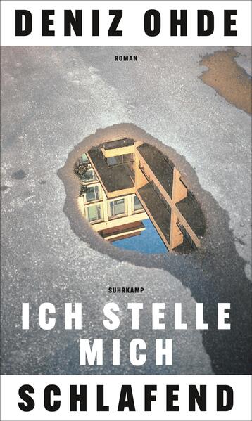 Ich stelle mich schlafend erzählt von den dunklen Seiten einer Liebe - und die Geschichte einer Befreiung. Ein eindringlicher Roman über den Versuch der Auslöschung einer Frau, und über die Frage, ob es eine Berührung gibt, die den Kern eines Menschen unwiederbringlich verändert. Das Haus, in dem Yasemin bis vor kurzem gelebt hat, steht nicht mehr. Es musste bis auf die Grundmauern abgerissen werden. Von der Wohnung, die sie zuletzt mit ihrem Freund Vito geteilt hat, sind nur Erinnerungen übrig. Die Geschichte der beiden reicht bis in ihre Jugend zurück: Beide wachsen im selben Hochhauskomplex auf, und Yasemin verliebt sich mit dreizehn in den drei Jahre älteren Nachbarn. Von klein auf fasziniert von Glaubensfragen und Spiritualität, versucht sie durch einen Liebeszauber, Vito für sich zu gewinnen. Doch nach einem Sanatoriumsaufenthalt, wo ihre Skoliose behandelt wird, geht sie auf Distanz. Zu fremd ist ihr der eigene Körper, zu groß die Scham wegen ihres Korsetts. Erst zwanzig Jahre später, als die mühsam aufgerichtete Wirbelsäule droht sich wieder zu stauchen, begegnen sie sich erneut. Yasemin hält dieses späte Aufflammen der Jugendliebe für Schicksal. Aber dann zeigt Vito sein Inneres, das bedrohlich ist und leer.