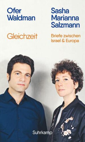 Unmittelbar nach dem Terroranschlag der Hamas auf Israel beginnen Sasha Marianna Salzmann und Ofer Waldman eine Korrespondenz über eine erschütterte Welt - die Welt nach dem 7. Oktober. In Briefen und Chats, mit Gedichten und Musik, die sie einander schicken, versuchen sich die beiden Autor:innen an einer Beschreibung und Benennung dessen, was sie gerade sehen und erleben - jenseits des tagespolitischen Geschehens. Ofer Waldman erzählt von seinem Alltag in Israel. Er sitzt Shiva, unterhält sich mit seinen Kindern, geht auf Mahnwachen, hört auf die Klänge des Krieges. Sasha Marianna Salzmann verdichtet ihre Erlebnisse und Beobachtungen in unterschiedlichen Städten Mitteleuropas. Salzmann sitzt am Mahnmal für die ermordeten Jüdinnen und Juden an der Donau in Budapest, streitet sich in Wiener Kaffeehäusern und schaut dem Blaulicht der Polizeikonvois am Berliner Hermannplatz zu. Was ist noch übrig von alten Gewissheiten nach dem 7. Oktober, was hat Bestand im Strudel der Meinungen, Behauptungen und Positionierungen? Und was scheint in der Folge des furchtbaren Krieges im Nahen Osten unwiederbringlich verloren? Im Versuch, sich diesen Fragen erzählerisch zu nähern, entsteht ein Dialog, der immer mehr zum berührenden Dokument einer Freundschaft wird: Ich sehe dich, sagen diese Briefe, ich kann nichts tun, aber ich bin da. »Du schreibst meinen Namen, und die Zeit verklebt sich, Vergangenheit und Gegenwart. Die Zukunft, in die wir schauen, wird zum Spiegel. Ein Trost, immerhin: Ich sehe dich darin.« Ofer Waldman an Sasha Marianna Salzmann, 22. Oktober 2023