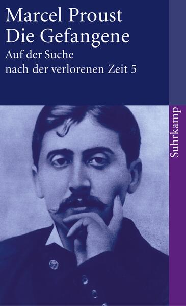 Marcel, der am Ende von Sodom und Gomorrha beschlossen hat, Albertine zu heiraten, nimmt sie nun zu sich nach Hause und hält sie vor den Augen der Welt versteckt. Sehr bald stellt er jedoch fest, daß mit dieser Gefangennahme die Liebe einer Eifersucht weicht, die ihn zum eigentlichen Gefangenen macht. Anders als Swann erkennt Marcel zwar die Mechanismen dieser Eifersucht, kann sich aber nicht von ihr befreien. Statt dessen werden Sehnsüchte nach anderen Frauen wach, nach neuen Reisen.