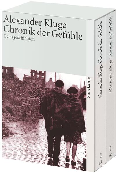 Die Chronik der Gefühle ist ein in der Gegenwartsliteratur singuläres Unternehmen: Sie erzählt in Lebensläufen und Geschichten von den Erfahrungen und vor allem den Gefühlen, mit denen wir auf Zeit, Epoche und deren Brüche reagieren. Alexander Kluges Opus magnum ist ein durch Zeit und Geschichte mäanderndes Buch der Emotionen, das aus immer neuen Blickwinkeln unsere manchmal rätselhaften, manchmal seltsam resistenten Verhaltensweisen, Reaktionen und Leidenschaften zu ergründen sucht. Die beiden Bände Basisgeschichten und Lebensläufe enthalten sämtliche erzählerischen Texte Kluges in einer Dramaturgie, die »funktioniert« wie unsere Erinnerung: von der Gegenwart aus rückwärts. Die neuesten Geschichten erzählen vom Beginn des 21. Jahrhunderts, schildern Lebensläufe um 1989, aus der Zeit der Bonner Republik und weiter zurück bis 1945. Manchmal in lakonischer Kürze, manchmal ausgreifend und mit Pressefotos überraschende Zusammenhänge herstellend, macht Kluge ein halbes Jahrhundert sichtbar und mit ihm dessen emotionale Temperatur. Die Bücher Schlachtbeschreibung, Lernprozesse mit tödlichem Ausgang, Lebensläufe und Neue Geschichten, die Kluges Rang als außergewöhnlicher Schriftsteller begründeten, sind in diesen Erzählkosmos integriert und entfalten im Lichte der neuen Basisgeschichten (800 Seiten) überraschende Wirkung. Sichtbar wird: Zeit und Geschichte nehmen auf unsere Lebensläufe und -pläne, auf menschliches Maß bekanntlich keinerlei Rücksicht. Das macht die Gefühle rebellisch. Und das hat Folgen. - So wie bei Kluge ist davon noch nicht erzählt worden.