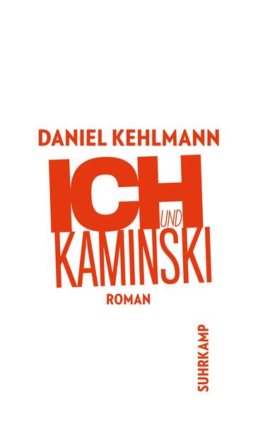 Mit kleineren Gelegenheitsarbeiten schlägt sich Sebastian Zöllner nach seinem Kunstgeschichtsstudium so durch, aber nun hat er einen ganz großen Fisch an der Angel: Er schreibt die Biographie des Malers Kaminski, der, entdeckt und gefördert einst von Matisse und Picasso, durch eine Pop-Art-Ausstellung, seine dunkle Brille und die Bildunterschrift "Painted by a blind man" weltberühmt wurde. Inzwischen lebt Kaminski zurückgezogen in den Alpen und ist ein wenig in Vergessenheit geraten. Soll die Biographie noch rechtzeitig zum Ableben fertig werden, und dieser Termin lässt natürlich größere Aufmerksamkeit erwarten, dann ist Eile geboten. Zöllner, der zunächst mit alten Freunden und Feinden, mit Sammlern und Galeristen gesprochen hat, macht sich zum Objekt seiner Begierde auf den Weg, um exklusive O-Töne zu bekommen. Womit er nicht gerechnet hat: Kaminski ist abgeschirmt durch ein ganzes Heer von Vertrauten, und als es dem Biographen endlich trickreich gelingt, die Bewacher loszuwerden und den Maler auf eine tagelange Reise im Auto mitzunehmen, erkennt er, dass er dem Alten, blind oder auch nicht, in keiner Weise gewachsen ist. Daniel Kehlmann hat einen hochironischen Roman geschrieben, in dem die Ereignisse immer neue und überraschende Wendungen nehmen, ein brillant witziges Verwirrspiel um Lebenslügen und Wahrheit, um Manipulation, um Moral und Kunst.