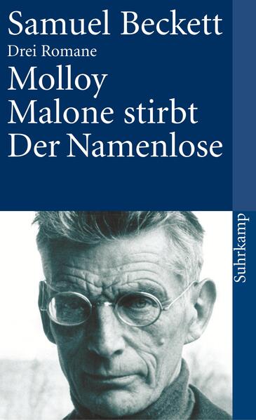 »Dann ging ich in das Haus zurück und schrieb: ›Es ist Mitternacht. Der Regen peitscht gegen die Scheiben.‹ Es war nicht Mitternacht. Es regnete nicht.« So endet der Roman Molloy, der erste Teil einer Romantrilogie, die mit Malone stirbt fortgesetzt wird und mit dem Roman Der Namenlose endet. Die Trilogie, zwischen 1951 und 1953 erstmals erschienen, ist in mancherlei Hinsicht eine epische Parallele zu Becketts weltberühmtem Theaterstück Warten auf Godot. Auch hier gibt es keine eigentliche Handlung, es wird vielmehr eine Situation wirklich: eine furchtbare Vision unserer Welt, in der der Mensch zu schrumpfen beginnt und dem Zerfall anheimfällt oder im Sterben liegt und auf sein Innerstes zurückgeworfen ist oder ohne Geschichte dahinvegetiert auf der Suche nach Ruhe und Schweigen und dennoch das Verlangen hat, Zeugnis abzulegen.