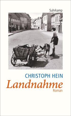 Bernhard Haber ist zehn, als er 1950 mit seinen Eltern aus Breslau in eine sächsische Kleinstadt kommt, wo man Vertriebene und Ausgebombte lieber heute als morgen wieder abreisen sähe. Zwar werden Handwerker gebraucht, und Bernhards Vater ist Tischler, aber die Einheimischen bestellen ihre Möbel natürlich nicht bei dem Fremden. Dem Jungen begegnet man in der Schule nicht viel besser, sich durchbeißen und immer wiedere Schläge einstecken - das erkennt er rasch als den einzigen Weg. Daß Bernhard nach der 8. Klasse eine Tischlerlehre beginnt, wundert niemanden, eher schon, daß er später zeitweise als Karusselbesitzer sagenhaft viel Geld verdient. Peter Koller, der in einem selbstgebauten Auto zahlende Gäste nach Westberlin gebracht hat und dafür ein paar Jahre ins Gefängnis muß, weiß genauer, woher Bernhards Wohlstand stammt, aber er verpfeift ihn nicht. Überhaupt hat Haber Glück mit den Leuten um sich herum: mit seiner Frau Friederike, die ihn anhimmelt, mit seiner Schwägerin Katharina, die ihm beigebracht hat, was Liebe ist, mit dem Sägereibesitzer Sigurd, der dafür sorgt, daß Bernhard als Tischlermeister in den Kegelklub aufgenommen wird, wo die Selbständigen sich treffen, um den nötigen Einfluß auf die Politik des Ortes zu nehmen ... vor 1989 und erst recht in den wilden Jahren danach. Christoph Hein erzählt die Lebensgeschichte Bernhard Habers über fast fünfzig Jahre aus der Sicht und mit den Stimmen von fünf Wegbegleitern. Es ist der Lebenslauf eines Außenseiters in der Provinz, der mit der großen Geschichte scheinbar nichts zu tun hat und doch den Verlauf deutscher Geschichte vom zweiten Weltkrieg bis zur Jahrtausendwende exemplarisch spiegelt.