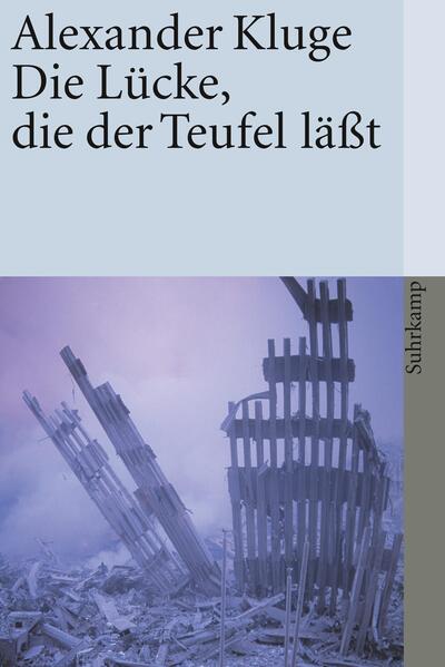 Von hoher analytischer Kraft sind diese etwa 500 Geschichten, die Alexander Kluge seiner Chronik der Gefühle folgen läßt. Stichworte wie Revolution, Holocaust, Weltkrieg, Tschernobyl, 11. September oder Irakkrise bezeichnen einige der unheimlichsten Komplexe einer undurchdringlich-übermächtigen Wirklichkeit. In acht Kapiteln gehen Kluges Erzählungen diesen und anderen Menetekeln des 20. Jahrhunderts nach, um dann in der großen Coda eines neunten Kapitels noch einmal alle Motive und Themen zu variieren - und zu wenden.