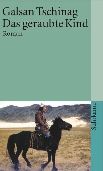 »Der Erstlingsmond des Jahres der Schwarzen Maus, woanders auch in der Zahl 1732 untergebracht, war schon im Abnehmen begriffen, war am unteren Rand abgewetzt, hüpfte nun, holpernd und stürmisch, über zerfetzten und wimmelnden Wolken. Unter dem ovalen Mond, der löchrig und brüchig wirkte, und unter den Wolken, die flüchtenden, auseinander stiebenden Herden ähnelten, lag, fern und fahl und stumm, der Altai mit seinen Bergen, Steppen, Wäldern, Seen und Flüssen, erstarrt unter dem winterlichen Schild aus Eis und Schnee.« Galsan Tschinag erzählt eine Tuwa-Legende aus der Mongolei des 18. Jahrhunderts. Ein Nomadenjunge, Hynndynn, wächst bei Pflegeeltern auf, nachdem seine Mutter kurz nach seiner Geburt gestorben ist. Ihm wird von weithergereisten Fremden ein ungewöhnliches Schicksal prophezeit, und tatsächlich wird er als Knabe entführt, um von hohen Persönlichkeiten in China eine umfassende Bildung zu erhalten. So lernt er höfische Umgangsformen und wird als junger Mann in die Heimat zurückgebracht, wo er zum Fürst ernannt wird und als neues Oberhaupt seines Stammes die chinesische Okkupation seiner mongolischen Heimat einleiten soll. Aber der Tuwa-Stamm wehrt sich. Schließlich besinnt sich Hynndynn auf seine Herkunft, bekennt sich zu seiner Heimat und nimmt den Kampf gegen die chinesischen Besatzer auf. Ein eindrucksvoller historischer Roman der Mongolei des 18. Jahrhunderts: Galsan Tschinag schildert einfühlsam den Kampf der Tuwa-Nomaden um Selbstbestimmung und Unabhängigkeit von China und das Recht, so zu leben, wie es von jeher überliefert war.
