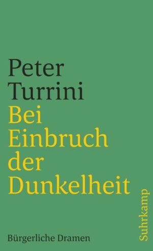 Der Schauplatz des 2006 uraufgeführten Stücks Bei Einbruch der Dunkelheit ist eine Künstlerkolonie im Kärnten der fünfziger Jahre. Junge Musiker, Komponisten und Autoren finden sich hier ein - und Alois, ein dicker fünfzehnjähriger Dorfjunge, der heimlich Gedichte schreibt und sich nach der Welt der Kunst sehnt. Als er die Künstler tatsächlich kennenlernt, muß er feststellen, daß es in der Welt der Kunst nicht nur um Schönheit, sondern auch Verrat und Neid, nicht nur um interessante Gespräche, sondern auch um die gegenseitige Zerstörung geht. Bei Einbruch der Dunkelheit wird im vorliegenden Band erstmals veröffentlicht und zählt gemeinsam mit Die Bürger und Die Schlacht um Wien zu Turrinis »Bürgerlichen Dramen«, in denen das Zerstören von Menschen keineswegs ein dramatischer, ein gewaltsamer Akt ist - es vollzieht sich durch gehobene, geschliffene Konversation.