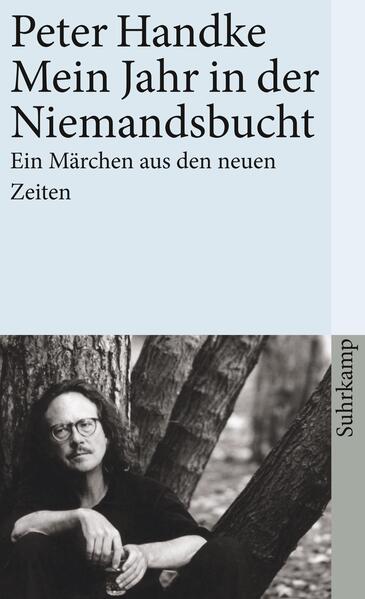 Eine waldige Vorstadtgegend. Ein Jahrzehnt dort. Dann das Jahr. Sieben ferne Freunde. Eine verschwundene Frau. Wer? Wer nicht? Wo? Wo nicht? Der Bahnhofsplatz mit dem Baum, worin die Vögel schlafen. Die Bar der Reisenden. Die Jahreszeiten. Die Pilze. Die Wanderarbeiter. Die Nachbarn. Die Grillen. Kriege, Vulkanausbruch, heiße Quellen. Ein Steinmetz aus dem Mittelalter. Ein kleinlicher Prophet. Das Kind namens Vladimir. Die Fabel vom Lärmmacher, der gesteinigt wird von den Ureinwohnern. Die blaue russische Kirche am Waldrand. Und dann das Wiedersehensfest mit den Freunden in einer Winterrauhnacht kurz vor dem neuen Jahr.