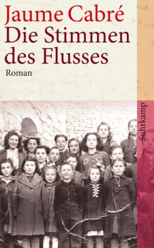 Ein großer, dramatischer Roman über das engverflochtene Schicksal einer Handvoll Menschen, die der Spanische Bürgerkrieg zu Gegnern und zu Liebenden macht. Seit Carlos Ruiz Zafóns Der Schatten des Windes hat es keinen Roman aus Spanien gegeben, der seine Leser so in den Sog einer faszinierenden Geschichte zieht wie dieser. Was geschah wirklich am 18. Oktober 1944 in dem Pyrenäenort Torena? Als Tina Bros sechs Jahrzehnte später in der alten Dorfschule ein hinter der Schiefertafel verborgenes Tagebuch entdeckt, ahnt sie nicht, daß sie an Dinge rührt, die in ihrer Verquickung aus Schuld und Scham, aus Leidenschaft und Fanatismus das ganze Drama einer schlimmen Zeit spiegeln. Noch weniger ahnt sie, daß der Schatten von damals bis in ihre eigene Gegenwart ragt. In den Händen hat sie die Lebensgeschichte des Dorfschullehrers Oriol Fontelles - einen langen Brief an seine Tochter, der diese nie erreicht hat, die Bitte, von ihr und der Nachwelt nicht verurteilt zu werden. Tina, deren eigenes Leben in Unordnung geraten ist, setzt alles daran, herauszufinden, was damals tatsächlich geschah. Sie erfährt von Oriols tragischer Liebesbeziehung zu der schönen und mächtigen Elisenda Vilabrú, deren Vater und Bruder zu Beginn des Bürgerkriegs von Anarchisten ermordet wurden, davon, wie Elisenda in ihrem Bedürfnis nach Rache alle Fäden zieht und wie ihr Geliebter Oriol Fontelles als heimlicher Widerständler ein gefährliches Doppelspiel beginnt, das in der Dorfkirche von Torena sein schicksalhaftes Ende findet. Für Tina Bros jedoch ist die Geschichte nicht beendet, denn alter Haß und alte Leidenschaften gären weiter, die Vergangenheit ist nicht vergangen. Jaume Cabré ist ein Meister der Dramatik: Wie im Film wechseln die Szenen in raschem Schnitt, die Stimmen der Protagonisten lösen einander ab, und das ungeheuerliche Geschehen erschließt sich dem Leser, als wäre er selbst dabei. Er liest die bewegende Geschichte von kleinlicher Bosheit und heimlicher Größe, von mörderischem Ha