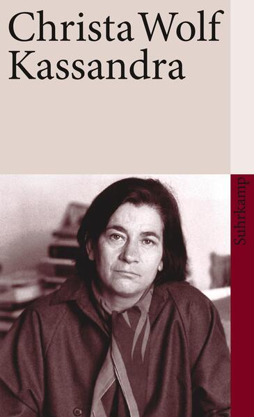 In Kassandra greift Christa Wolf auf einen Mythos des abendländischen Patriarchats zurück, den Trojanischen Krieg. Während Kassandra, die Seherin, auf dem Beutewagen des Agamemnon sitzt, überdenkt sie noch einmal ihr Leben. Mit ihrem Ringen um Autonomie legt sie Zeugnis ab von weiblicher Erfahrung in der Geschichte.