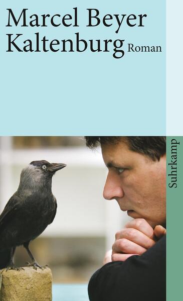 Wer ist Kaltenburg? Ein Ornithologe und Verhaltensforscher, der nach dem Krieg in Dresden ein Forschungsinstitut aufbaut. Ein Exzentriker, der den Dienstwagen samt Stasi-Chauffeur stehen lässt und Motorrad fährt. Für Hermann Funk, der seine Eltern in der Dresdner Bombennacht verlor, wird er zum Ziehvater. Als alter Mann erinnert sich Funk: an die Gründung des Institutes und der DDR, an Kaltenburgs plötzliches Verschwinden nach dem Mauerbau, an ein möglicherweise dunkles Kapitel in dessen Vergangenheit. Vor dem Hintergrund von einem halben Jahrhundert DDR-Geschichte erzählt Marcel Beyer in seinem hochgelobten Roman meisterlich von menschlichen Lebensläufen. Joseph-Breitbach-Preis 2008