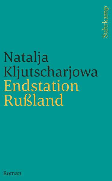 Rußland heute ist ein Land der Extreme: bitterste Armut in den abgehängten Provinzen, schamlos ausgestellter Reichtum in der Megametropole Moskau. Ein Land, in dem die Wut brodelt und junge Leute revolutionär gestimmt sind. Sie sympathisieren mit den Zarenattentätern, befassen sich mit Bombenbau oder übersetzen Slavoj Žižek. Nikita, Anfang Zwanzig, ist einer von ihnen: ein Petersburger Student, der zu Ohnmachtsanfällen neigt und mit Jasja zusammen war, bevor sie einem Geschäftsmann in die Schweiz folgte. Ihren Verlust kann er nicht verwinden. Seit sie fort ist, hält es ihn nirgends mehr. Er fährt kreuz und quer durchs Land und gewinnt mit seinem Lächeln das Vertrauen wildfremder Menschen, die ihm in der Eisenbahn ihr Leben erzählen - Geschichten, die ihn aufwühlen und schließlich zum Handeln zwingen. Das Buch, das zur Zeit in sechs Sprachen übersetzt wird, ist eine kurzweilige, grellbunte Enzyklopädie des Lebens im heutigen Rußland. Ein Land, in dem Transvestiten orthodoxe Priester werden und ein Rentnerkreuzzug zum Roten Platz zieht. Nikita, ein kleiner Bruder der Helden Dostojewskis, ist eine der liebenswertesten Gestalten, die die junge russische Literatur hervorgebracht hat.