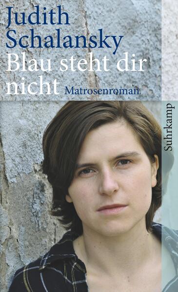 »Blau steht dir nicht«, sagt die Großmutter, und auch der Großvater rät vom Matrosinnenberuf ab. Dabei ist es Jennys größter Traum: »Sie sah sich auf einem Schiff, umringt von singenden Matrosen. Sie hatte ihren blauen Anzug an, bis die Matrosen ihr ein blaues Hemd überzogen, wie sie es trugen. Es war viel zu groß, aber alle betonten, wie gut es ihr stehen würde.« Eine Kindheit am Meer. Eine Sehnsucht nach Freiheit. In ihrem eindrücklichen Debüt erzählt Judith Schalansky vom Aufwachsen an der Ostseeküste der DDR, von unbändigem Freiheitsdrang und dem Drang, die ganze Welt zu bereisen.