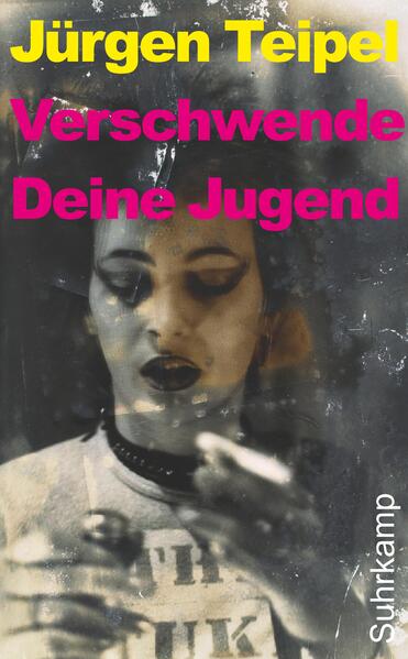 Als Ende 2001 »Verschwende Deine Jugend« erschien, war nicht abzusehen, welche Wirkung dieser Doku-Roman zum deutschen Punk und New Wave erzielen würde. Dem Überraschungsbestseller folgten nicht nur bald eine gleichnamige Doppel-CD und die Ausstellung in der Kunsthalle Düsseldorf, er wurde auch zum Auslöser des Punk-Revivals. Kein Wunder also, dass der Musikexpress das Buch zum Pop-Ereignis des Jahres wählte. In »Verschwende Deine Jugend« erzählen alle wichtigen Protagonisten der Szene, wie durch die englische Punk-Explosion von 1977 erstmals auch eine deutschsprachige Popkultur möglich wurde. Hier kommen nicht nur Bands wie Fehlfarben, DAF, Palais Schaumburg oder Abwärts zu Wort und Popmusiker wie Campino, Blixa Bargeld oder Nina Hagen, sondern auch über Punk sozialisierte Künstler wie Ben Becker oder Markus Oehlen.