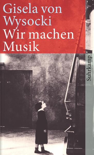 Der Vater, ein Pionier der frühen Schellack-Kultur, holt in den zwanziger und dreißiger Jahren die Tanz- und Varietéorchester Berlins ins ODEON-Aufnahmestudio. Später, in der Nachkriegszeit, bringt er jeden Abend aus der Stadt eine neue schwarze Scheibe mit, aus der zum Schrecken der Tochter laute Musik ertönt. Der Vater erscheint ihr als Zauberer, der Opernsänger, Pianisten und ganze Orchester in das winzige Format der Schallplatte zwängen kann. Nichts interessiert die Tochter mehr, als herauszufinden, was es mit der geheimnisvollen, väterlichen Welt der Musik auf sich hat. Deshalb nimmt sie Klavierunterricht, studiert mit dem Vater Couplets und kleine Tänze ein und versucht sich als Kinderstar, scheitert aber auf skurrile Weise mit jedem dieser Versuche. Sie muß sich also etwas anderes einfallen lassen. "Wir machen Musik", die erste große Prosaarbeit der Essayistin und Theaterautorin Gisela von Wysocki, ist die szenenreiche Geschichte einer éducation musicale. Zwischen Burleske und Drama erzählt sie von Täuschungen und Enttarnungen und der Faszination eines Kindes für die Welt der Musik: eine vom Mysterium der Technik berührte »Alice in Wonderland« aus der Mark Brandenburg. »In ihren glänzend geschriebenen Essays und Theaterstücken werden die Grenzen zwischen Bild und Abbild, trübem Schein und heller Durchsicht virtuos übersprungen. Sie schreibt nicht mit Distanz, sondern mit Haut und Haaren.« Gerhard Stadelmaier