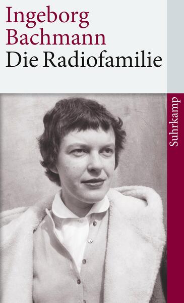 Im Herbst des Jahres 1951 tritt eine »kettenrauchende Meerfrau mit Engelhaar, die mehr flüsterte als sprach« in die Hörspielabteilung des amerikanischen Besatzungssenders Rot-Weiß-Rot in Wien ein. Ingeborg Bachmann, so der Name der jungen Frau, wird für die nächsten beiden Jahre das Unterhaltungsprogramm des Senders prägen und die Radiofamilie Floriani zur bekanntesten und beliebtesten Sendung der Nachkriegszeit machen. Sie sind bürgerlich, und sie sind verschroben, die Florianis: Da ist Hans, der Paterfamilias, Oberlandesgerichtsrat und ehrenhaft bis in die Knochen. Von den rotzfrechen Kindern wird er um den Finger gewickelt: »Ich bin eine komische Figur in meiner Familie«, beklagt er sich bei seiner Frau Vilma, Generalstochter aus dem Ersten Weltkrieg, »also ein bisserl etwas Höheres«, und in dieser Frage nicht gewillt, dem Herrn Gemahl zu widersprechen. Strenger geht sie da schon mit dem Onkel Guido ins Gericht, dem Halbbruder des Oberlandesgerichtsrats. Er war ein Nazi, aber ein kleiner, der sonst nichts angestellt hat. »Nur ein Trottel, der auf den Hitler hereingefallen ist.« Woche für Woche kommen sie zusammen und verhandeln mit viel Witz und Ironie den Kalten Krieg, die Entnazifizierung, den beginnenden Wiederaufbau - und neben dem großen auch das kleine Geschehen im Nachkriegsösterreich. Lange galten die von Ingeborg Bachmann verfaßten Skripte als verloren. In diesem Band sind sie nun, zusammen mit einem ausführlichen editorischen Nachwort des Herausgebers, erstmals publiziert.