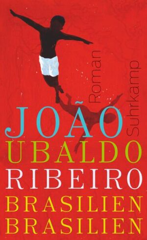 Auf einer tropischen Insel nahe der alten Hauptstadt Salvador da Bahia, im kolonialen Herzen des riesigen Landes, prallen während dreier Jahrhunderte die Temperamente und Welten aufeinander: Buschindianer, europäische Abenteurer, schwarze Walfänger, Zuckerrohrbarone, Sklaven, Kirchenheilige, die mächtigen Götter Afrikas. Und mittendrin findet eine delikate Annäherung statt: zwischen der jungen Maria da Fé, die im Untergrund für die Abschaffung der Sklaverei kämpft, und ihrem Widersacher, dem raubeinigen Kommandanten Patrício Macário. Aber können sich zwei, die einander so leidenschaftlich bekämpfen, ernsthaft lieben? João Ubaldo Ribeiro, der bedeutendste und populärste Schriftsteller Brasiliens, breitet vor unseren Augen ein üppiges, gewaltiges Panorama aus. »Brasilien, Brasilien« erzählt von Menschen, ihren Taten und Untaten, ihren Leidenschaften und Kalkülen und lässt all die Kräfte und Widersprüche dieses überbordenden Landes spürbar und anschaulich werden.