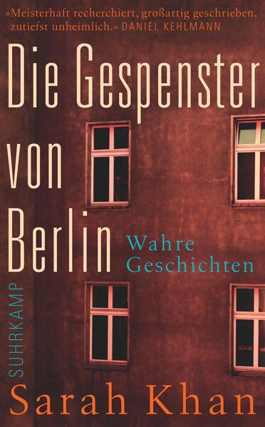 Im Mietshaus in Prenzlauer Berg will niemand lange wohnen bleiben. Durchs Treppenhaus spukt eine alte Klavierlehrerin. Wer war diese Frau? Sarah Khan sucht in alten Adressbüchern und findet ihren Namen schließlich im Totenbuch der Elias-Gemeinde aus dem Jahr 1945. Plötzlich versteht man die verzweifelte Botschaft der alten Frau. In Kreuzberg steht ein großes Spukhaus - das Krankenhaus Bethanien, heute Künstlerhaus. Sarah Khan geht auf nächtliche Gespensterjagd und lüftet das Geheimnis des verwunschenen Bauwerks, in dem schon vor 160 Jahren der Geist von Theodor Fontane gesichtet wurde, der dort als Apotheker arbeitete. Sarah Khan berichtet in ihren Geschichten von Gläserrücken mit der Stasi, ängstlichen Grufties, weißen Katzen, einem furchtsamen Popstar in einem Ostberliner Hochhaus, und vielen anderen haarsträubenden Ereignissen, unerklärlichen Vorkommnissen, jenseitigen Erfahrungen. »Sarah Khan forscht Gespenstern nach und fördert deutsche Geschichte zutage. Meisterhaft recherchiert, großartig geschrieben, zutiefst unheimlich.« Daniel Kehlmann