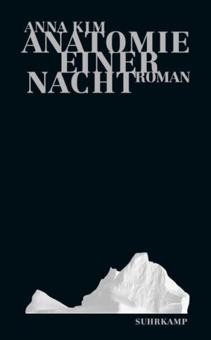 In der Nacht vom 31. August auf den 1. September 2008 nehmen sich in einer kleinen Stadt im Osten Grönlands elf Menschen das Leben. Wie eine Epidemie breitet sich der Freitod in allen gesellschaftlichen Schichten und Altersgruppen des Ortes aus, dessen Bewohner sich »durch eine Berührung oder einen Blick infiziert« zu haben scheinen. Oberflächlich betrachtet, stehen diese Selbstmorde in keinerlei Zusammenhang, nur einige der Toten kannten sich flüchtig. Und doch fragt sich der außenstehende Beobachter: »Ist es nicht ein Trugschluss zu glauben, das Leben eines Einzelnen habe Bedeutung nur für sich betrachtet? Genauso wenig wie der Tod eines Einzelnen Sinn macht, isoliert vom Leben der anderen.« Der Roman »Anatomie einer Nacht« erzählt die letzten Stunden von elf Menschen, und er erzählt von Grönland, diesem Land der Extreme, über dem so viel Kälte und Einsamkeit und tröstlicher Zauber zugleich liegt. Behutsam und in eindringlichen Bildern folgt Anna Kim den lebensgeschichtlichen Verzweigungen und gibt Antwort darauf, warum diese eine Nacht nur so ablaufen konnte, wie sie ablief.