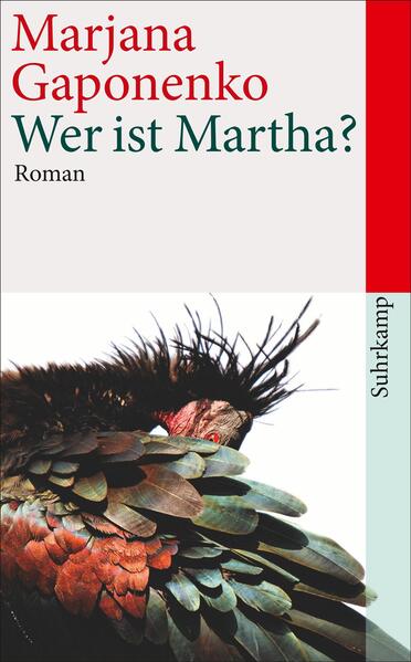 Viel Zeit bleibt nicht mehr, sagt der Arzt. Und die will gut genutzt sein, sagt sich Lewadski, der tattrige Ornithologe aus der Ukraine. Also reist er nach Wien, steigt im noblen Hotel Imperial ab und lernt im Fahrstuhl einen Altersgenossen kennen, dem der Lebensfaden auch schon reichlich kurz geworden ist. Wie die beiden Alten aus der Muppet Show in ihrer Loge sitzen die zwei beim Früchte-Wodka in der Hotelbar, kommentieren die Frisuren der Damen, rekapitulieren das mörderische vergangene Jahrhundert und träumen von der Revolution. Und langsam wird Lewadski das Geld zum Sterben knapp. »Wer ist Martha?« ist ein wunderbar kühner Roman, eine hymnische Feier des Lebens. Es geht um das Geheimnis unserer Existenz, die Freude am Dasein bis zum Schluss, die Würde des Menschen, die Liebe zur Schöpfung. Ein Roman über die letzten Dinge, in Frack und Fummel, so phantastisch und originell, so lebendig und frech, dass selbst der Tod nicht mehr aus dem Leben herauskommt.