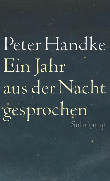 365-mal hat Peter Handke aus Schlaf und Traum im Erwachen einen Satz geborgen und aufgeschrieben. So ist ein Buch entstanden, das jeden Tag für Tag begleiten kann. Jeder kennt diese Augenblicke zwischen Schlaf und Nichtschlaf noch vor dem wirklichen Wachsein, wenn aus dem Gemisch von Tagesresten und Träumen sich Bilder und Wörter zu halben und ganzen Sätzen verbinden wollen, meist aber zerrinnen, ehe sie Form angenommen haben. Peter Handke hat die Fähigkeit, solche Sätze zu fassen und so seinen Tagebüchern ein Nachtbuch zur Seite zu stellen. Es sind Sätze, deren Herkommen so rätselhaft ist wie ihr Weiterwirken offen. Ihr Zauber entfaltet sich wie eine Rose von Jericho im Wasser: Ob sie wie Teile einer alten Erzählung klingen oder wie der Beginn einer neuen - sie blühen auf und zeigen sich unverwechselbar und frisch wie der junge Tag.