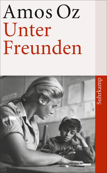 Zvi Provisor, der mürrische Gärtner des Kibbuz Jikhat, hat es sich zur Aufgabe gemacht, die Gemeinschaft mit Katastrophenmeldungen zu versorgen: die Erkrankung des norwegischen Königs, der Brand in einem spanischen Waisenhaus, ein Vulkanausbruch in Chile. Abgelenkt von seiner täglichen Dosis Pessimismus, entgeht ihm, dass die Witwe Luna Blank nur ihm zuliebe ihr gutes Sommerkleid trägt. Er, der keine Berührungen zulassen kann, muss erkennen, dass die ungewohnte weibliche Präsenz seine ihm heilige Alltagsroutine ins Wanken bringt. Amos Oz, der Meister der Zwischentöne, knüpft in Unter Freunden an seinen Bestsellererfolg Eine Geschichte von Liebe und Finsternis an und kehrt zu der Zeit zurück, die ihn am meisten inspiriert hat: seine Kibbuz-Jahre. »Diese Geschichten erzählen von den elementaren Kräften menschlicher Existenz. Von Einsamkeit. Von Liebe. Von Verlust. Von Tod. Von Sehnsucht. Von Verzicht und Verlangen. Also von den grundlegenden Dingen, die jeden betreffen.« Amos Oz