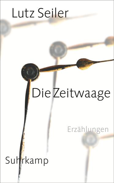 Lutz Seilers preisgekrönte Erzählungen Der Vater, der Angst hat, seine Tochter zu verlieren. Das Kind vor der Schule bei seinem ersten Kuss. Das Palaver des Stotterers, wenn er allein ist. Die Liebe zu einer Schachmeisterin, die plötzlich mehr als vorbei ist. Und immer geht es in diesen Geschichten auch um seltsame Apparaturen und ihr Geräusch: das bestialische Jaulen einer Handsirene, Nacht für Nacht, das leise Knistern eines Geigerzählers unter dem Pullover oder den Ton, den die Zeitwaage macht - eine kleine, unscheinbare Maschine, die in den Gang der Uhren und Schicksale lauscht. All diese Erzählungen, für die Lutz Seiler mit dem Ingeborg-Bachmann-Preis (für Turksib) und dem Deutschen Erzählerpreis ausgezeichnet wurde, beschreiben prägende Wendepunkte, das Groteske im Leben und unser häufig vergebliches Ringen um einen anderen Verlauf.