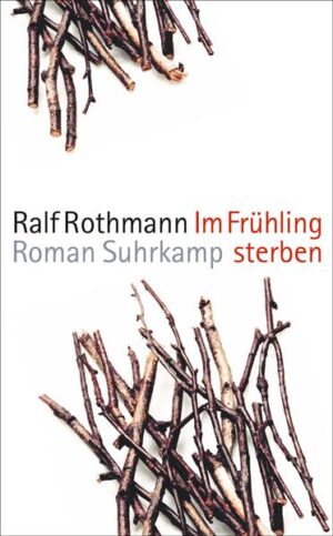 Im Frühling sterben ist die Geschichte von Walter Urban und Friedrich - »Fiete« - Caroli, zwei siebzehnjährigen Melkern aus Norddeutschland, die im Februar 1945 zwangsrekrutiert werden. Während man den einen als Fahrer in der Versorgungseinheit der Waffen-SS einsetzt, muss der andere, Fiete, an die Front. Er desertiert, wird gefasst und zum Tod verurteilt, und Walter, dessen zynischer Vorgesetzter nicht mit sich reden lässt, steht plötzlich mit dem Karabiner im Anschlag vor seinem besten Freund ... In eindringlichen Bildern erzählt Ralf Rothmann vom letzten Kriegsfrühjahr in Ungarn, in dem die deutschen Offiziere ihren Männern Handgranaten in die Hacken werfen, damit sie noch angreifen, und die Soldaten in der Etappe verzweifelte Orgien im Angesicht des Todes feiern. Und wir erleben die ersten Wochen eines Friedens, in dem einer wie Walter nie mehr heimisch wird und noch auf dem Sterbebett stöhnt: »Die kommen doch immer näher, Mensch! Wenn ich bloß einen Ort für uns wüsste ...«