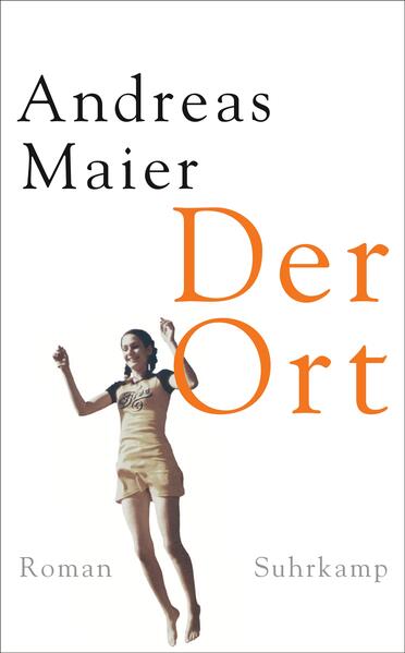 Der Beginn der Liebe ist der Beginn der Macht. Die einen kommen in Frage, die anderen nicht. Selbst wenn sie, noch einmal wie Kinder, Gummitwist spielen, wissen sie doch bereits um ihre eigene Schönheit, denkt der Erzähler, der im Zimmer seines verstorbenen Onkels sitzt und an einer »Ortsumgehung« schreibt, während draußen die Ortsumgehung gebaut wird. Und er erinnert sich an einen Spaziergang, den er vor Jahrzehnten oft gegangen ist, als das steinerne Kreuz noch nicht mitten im Ort, sondern noch draußen auf dem Feld mitten in der Wetterau stand. Und als die Mädchen Gummitwist spielten. Er erinnert sich an die Liebe zu Katja Melchior und an die erste Nacht, die er mit dem Mädchen verbracht hat.