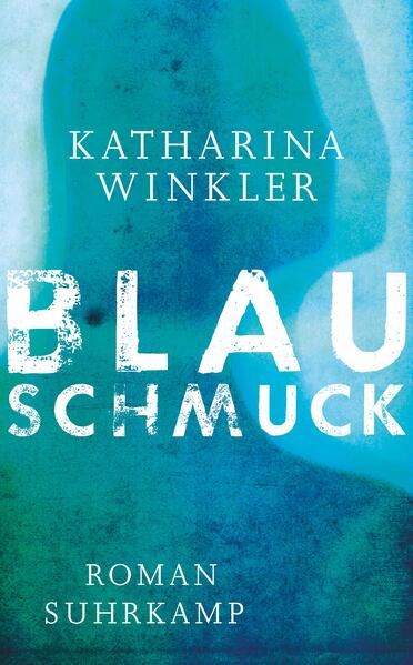 Katharina Winklers Debütroman Blauschmuck beruht zur Gänze auf wahren Begebenheiten. Er macht die Abgründe von Abhängigkeit und brutaler Unterdrückung anschaulich und erzählt vom Leben einer Frau, in dem Liebe und Gewalt nicht nur untrennbar, sondern nicht mehr zu unterscheiden sind. Filiz wächst in einem kurdischen Dorf in der Türkei auf. Sie ist zwölf, als sie sich in den um wenige Jahre älteren Yunus verliebt und mit ihm von einem gemeinsamen Leben im Westen träumt. Mit fünfzehn heiratet sie ihn - heimlich und gegen den Willen ihres Vaters. Doch mit der Hochzeit platzen auch die Träume von Freiheit und Autonomie: Statt Jeans trägt Filiz jetzt Burka