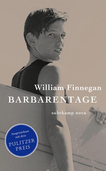 Vor fünfzig Jahren verfällt William Finnegan dem Surfen. Damals verschafft es ihm Respekt, dann jagt es ihn raus in die Welt - Samoa, Indonesien, Australien, Südafrika -, als Familienvater mit Job beim New Yorker dient es der Flucht vor dem Alltag … Barbarentage erzählt die Geschichte dieser lebenslangen Leidenschaft, sie handelt vom Fernweh, von wahren Abenteuern und den Versuchen, trotz allem ein Träumer zu bleiben. Ein Buch wie das Meer, atemberaubend schön. »Wie Into the Wild erzählt dieses Buch auf mitfühlende, kluge Weise, was passiert, wenn Ideen von Freiheit einen jungen Menschen erfassen und in die entlegensten Winkel der Welt hinausschleudern.« The New York Times Magazine »Fesselnde Abenteuergeschichte, intellektuelle Autobiografie, rastlose Meditation über Liebe, Freundschaft und Familie ... Barbarentage ist ein Buch von ergreifender Schönheit und wird Surfer und Nichtsurfer gleichermaßen begeistern.« Washington Post »Das zu lesen, was dieser Kerl über Wellen und Wasser schreibt, ist wie Hemingway über Stierkämpfe zu lesen, William Burroughs über Drogen und Updike über Ehebruch.« Sports Illustrated