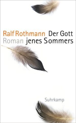 War Ralf Rothmanns großer, in fünfundzwanzig Sprachen übersetzter Roman Im Frühling sterben ein aufwühlendes Drama am Rand der Schlachtfelder, so ist Der Gott jenes Sommers eine ebenso erschütternde Geschichte über das Klima von Verblendung und Denunziation in den letzten Monaten eines Krieges, der jedem für immer die Seele verdunkelt und schon eine Zwölfjährige mit Recht sagen lässt: »Ich hab alles erlebt.« Ein Kind im Krieg: Anfang 1945 muss die zwölfjährige Luisa Norff mit ihrer Mutter aus dem bombardierten Kiel fliehen. Das Gut ihres Schwagers, eines SS-Offiziers, wird ein unverhoffter Raum der Freiheit: Während alliierte Bomber ostwärts fliegen und immer mehr Flüchtlinge eintreffen, streift die Verträumte durch die Wälder und versucht, zu verstehen: Was ist das für eine Beunruhigung, wenn sie den jungen Melker Walter sieht? Wer sind die Gefangenen am Klostersee? Wohin ist ihre Schwester Billie verschwunden? Von wem bekommt die Perückenmacherin die Haare? Als ihr auf einem Fest genau das widerfährt, wovor sich alle Frauen in jenen Tagen fürchten, bricht Luisa unter der Last des Unerklärlichen zusammen.