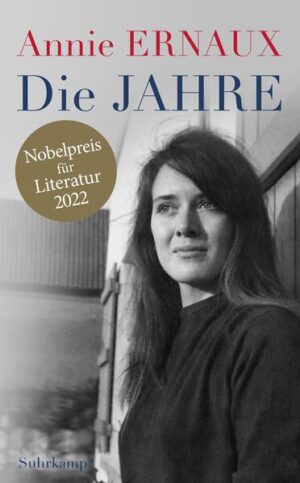 Nobelpreis für Literatur 2022 Geschichte ihrer selbst, Gesellschaftsporträt, universelle Chronik: Annie Ernaux’ aufsehenerregendes Werk wirkt von Beginn an weit über die französischen Grenzen hinaus. Eine faszinierende Einladung, das eigene Leben zu hinterfragen: »Annie Ernaux zu lesen ist ein Schock, eine Erfahrung, vor allem ist es wichtig.« Der Spiegel Kindheit in der Nachkriegszeit, Algerienkrise, die Karriere an der Universität, das Schreiben, eine prekäre Ehe, die Mutterschaft, de Gaulle, das Jahr 1968, Krankheiten und Verluste, die sogenannte Emanzipation der Frau, Frankreich unter Mitterrand, die Folgen der Globalisierung, die uneingelösten Verheißungen der Nullerjahre, das eigene Altern. Anhand von Fotografien, Erinnerungen und Aufzeichnungen, von Wörtern, Melodien und Gegenständen vergegenwärtigt Annie Ernaux die Jahre, die vergangen sind. Und dabei schreibt sie ihr Leben - unser Leben, das Leben - in eine völlig neuartige Erzählform ein: »Annie Ernaux ist die Königin der neuen autobiographischen Literatur.« Die Zeit