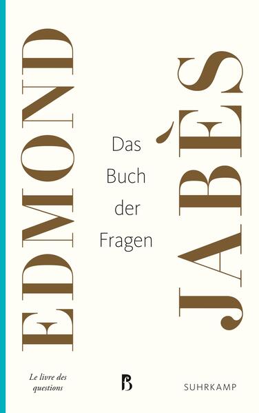 Im Buch der Fragen steht die Liebesbeziehung zweier Juden im Zentrum, Yukel und Sarah, die während des Holocaust deportiert werden. Ihre Geschichte zeichnet sich in einem komplex-schillernden Mosaik aus Kommentaren, Erzählpassagen, Monologen, Dialogen und Aphorismen ab. Sie kennen nur eine eindringliche Grundbedingung: Die einzig richtige Antwort auf eine Frage ist eine weitere Frage. Als ein »Buch des Eingedenkens« hat Jabès dieses Werk bezeichnet. Es ergründet unentrinnbare Themen: das Sehen, das Wort, Gott, Freiheit, den eigenen Willen und den Tod. Jabès lässt imaginäre Rabbiner darauf eingehen und stellt die jüdische Tradition den grausamen Erfahrungen des 20. Jahrhunderts entgegen: »Aus einer einfachen und trauervollen Idylle steigt ein Liebeslied auf, das ein Lied der Hoffnung ist, trotz allem. Das Lied hat das Ziel, uns beiwohnen zu lassen: der Geburt des Wortes und, in einer überwirklichen Dimension, einer Erhöhung der Leidensschwelle, dargestellt von einer verfolgten Gemeinschaft, deren Klage ihre Märtyrer von Zeitalter zu Zeitalter neu erheben.« Jabès studierte in den Dreißigerjahren in Paris und stand zu dieser Zeit den Anhängern des Surrealismus nahe - trat der Gruppierung jedoch nie bei. Er bestand darauf, allein verantwortlich für sein Schreiben zu sein. Er empfand das Risiko als essenzielle Dimension des Schriftstellerdaseins. Die Motive Heimat und Sehnsucht durchziehen sein gesamtes Werk wie ein unsichtbarer roter Faden.