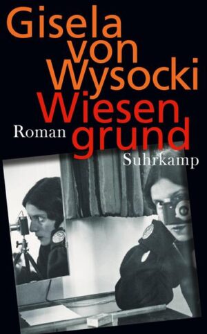 Die Geschichte der Annäherung an ein Faszinosum. Und die skurrilen, vergeblichen Versuche, seiner Anziehung zu entkommen. Wie ein magisches Geschehen erscheint der Salzburger Schülerin Hanna Werbezirk die Stimme eines Autors, der im Nachtstudio von Radio Wien zu hören ist. Es ist die des in Frankfurt am Main lebenden Philosophen, Soziologen und Komponisten Th. W. Adorno. Das unausgeführte »W« seines Namens, das für »Wiesengrund« steht, wird zur poetischen Einstiegsstelle in einen Roman, der sich an die Fersen der jungen Hanna Werbezirk heftet. Um Wiesengrund in natura zu erleben, geht sie als Philosophiestudentin nach Frankfurt am Main, wo sie in gänzlich neue Sphären hineingerät. Nicht nur in die politischen Turbulenzen der Zeit, sondern vor allem in jenes magische Feld, das sie selbst um den hazardeurhaften Denker errichtet hat. Über die Begegnungen mit ihm erzählt das Buch in einer Vielzahl von emblematischen Miniaturen. Und vom Denken eines Musikers, eines Poeten der Moderne, der die europäische Aufklärung auf seine Weise weiterschreibt.