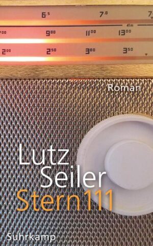 Zwei Tage nach dem Fall der Mauer verlassen Inge und Walter Bischoff ihr altes Leben - die Wohnung, den Garten, ihre Arbeit und das Land. Ihre Reise führt die beiden Fünfzigjährigen weit hinaus: Über Notaufnahmelager und Durchgangswohnheime folgen sie einem lange gehegten Traum, einem »Lebensgeheimnis«, von dem selbst ihr Sohn Carl nichts weiß. Carl wiederum, der den Auftrag verweigert, das elterliche Erbe zu übernehmen, flieht nach Berlin. Er lebt auf der Straße, bis er in den Kreis des »klugen Rudels« aufgenommen wird, einer Gruppe junger Frauen und Männer, die dunkle Geschäfte, einen Guerillakampf um leerstehende Häuser und die Kellerkneipe Assel betreibt. Im U-Boot der Assel schlingert Carl durch das archaische Chaos der Nachwendezeit, immer in der Hoffnung, Effi wiederzusehen, »die einzige Frau, in die er je verliebt gewesen war«. Ein Panorama der ersten Nachwendejahre in Ost und West, ausgezeichnet mit dem Preis der Leipziger Buchmesse: Nach dem prämierten Bestseller Kruso führt Lutz Seiler die Geschichte in zwei großen Erzählbögen fort - in einem Roadtrip, der seine Bahn um den halben Erdball zieht, und in einem Berlin-Roman, der uns die ersten Tage einer neuen Welt vor Augen führt. Und ganz nebenbei wird die Geschichte einer Familie erzählt, die der Herbst 89 sprengt und die nun versuchen muss, neu zueinander zu finden.