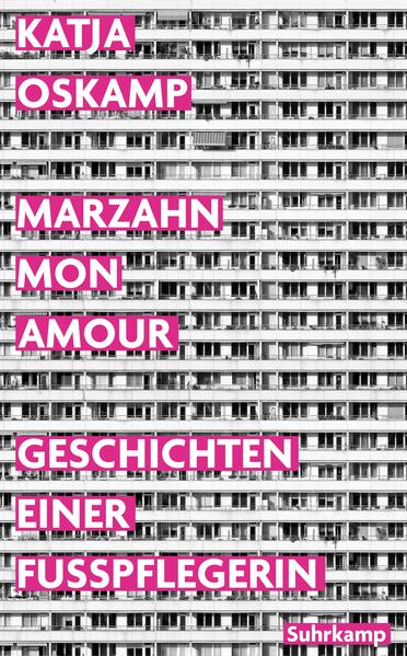 Katja Oskamp ist Mitte vierzig, als ihr das Leben fad wird. Das Kind ist aus dem Haus, der Mann ist krank, die Schriftstellerei, der sie sich bis dahin gewidmet hat: ein Feld der Enttäuschungen. Also macht sie etwas, was für andere dem Scheitern gleichkäme: Sie wird Fußpflegerin in Berlin-Marzahn, einst das größte Plattenbaugebiet der DDR. Und schreibt auf, was sie dabei hört. Es sind Geschichten wie die von Herrn Paulke, vor vierzig Jahren einer der ersten Bewohner des Viertels, Frau Guse, die sich im Rückwärtsgang von der Welt entfernt, oder Herrn Pietsch, dem Ex-Funktionär mit der karierten Schiebermütze. Geschichten voller Menschlichkeit und Witz, Wunderwerke über den Menschen an sich - von seinen Füßen her betrachtet.