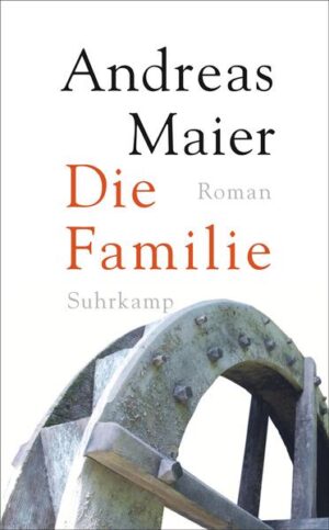 Andreas Maier schildert in hochkomischer und abgründiger Weise die komplette Selbstzerstörung eines Familien-Idylls. Tranken die Vorfahren noch in scheinbar gemütlichster Weise familieneigenen Apfelwein miteinander, umgeben von Obstbäumen und Hühnern und Ziegen, geht es in den späteren Generationen - ebenso scheinbar - ständig um Erbfälle, ein riesiges Grundstück, ein böswilliges Denkmalschutzamt mitsamt Baggerführer, um schräge Kinder und chaotische Enkel. Irgendwann wird dem 1967 geborenen Erzähler stellvertretend für seine Generation klar: »Wir sind die Kinder der Schweigekinder.« Das Begreifen der eigenen Familiengeschichte setzt vor einem Grabstein ein, weit außerhalb der Stadt Friedberg in der Wetterau.