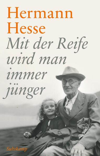 Hermann Hesse gehört zu den Autoren, die das Glück hatten, alle Lebensstufen auf charakteristische Weise erfahren und darstellen zu können. Zu den schönsten dieser Schilderungen gehören seine Betrachtungen über das Alter, über die Lebensjahre, wo Wirklichkeit und Umwelt eine spielerische Surrealität gewinnen, wo die Erinnerung an die Vergangenheit im Verhältnis zur Gegenwart an Realität zunimmt. Diese Zeit des Übergangs reaktiviert als Ausgleich zu den wachsenden körperlichen Gebrechen »den Schatz an Bildern, die man nach seinem langen Leben im Gedächtnis trägt und denen man sich mit dem Schwinden der Aktivität mit ganz anderer Teilnahme zuwendet als je zuvor. Menschengestalten, die nicht mehr auf Erden sind, leben in uns weiter, leisten uns Gesellschaft und blicken uns aus lebenden Augen an.«