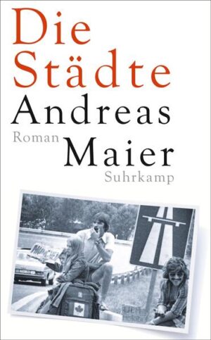 In der neuen Folge seiner Ortsumgehung nimmt uns Andreas Maier mit auf Reisen. Er zeichnet das Bild der vergangenen Jahrzehnte anhand der Städte und Landschaften, die die Urlaubsrouten einer mobilitätsbesessenen Gesellschaft flankierten. Mal ist er als siebenjähriges Kind mit den Eltern im Auto unterwegs zur verhassten Ferienwohnung in Brixen, mal trampt er als Sechzehnjähriger nach Südfrankreich und hört sich Nacktbusendiskurse am Strand an. Im Piemont klappt ein Selbstmord ganz und gar nicht, und schließlich, als der Billigfliegertourismus massenhaft über uns hereinbricht, fährt er lieber nach Weimar und sieht dort zu seiner Überraschung die neuen Rechten über den Frauenplan marschieren. »Ach, vergeblich das Fahren!«, dichtete einstmals Gottfried Benn. Die Vergeblichkeit seines und womöglich unser aller Fahrens und Reisens schildert Andreas Maier in seiner ihm eigenen raffinierten und wie immer hochkomischen Art. Dabei gelingt ihm mit zauberhafter Leichtigkeit ein Gesellschaftsporträt über drei Jahrzehnte hinweg.