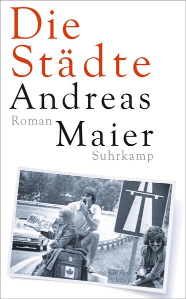 In der neuen Folge seiner Ortsumgehung nimmt uns Andreas Maier mit auf Reisen. Er zeichnet das Bild der vergangenen Jahrzehnte anhand der Städte und Landschaften, die die Urlaubsrouten einer mobilitätsbesessenen Gesellschaft flankierten. Mal ist er als siebenjähriges Kind mit den Eltern im Auto unterwegs zur verhassten Ferienwohnung in Brixen, mal trampt er als Sechzehnjähriger nach Südfrankreich und hört sich Nacktbusendiskurse am Strand an. Im Piemont klappt ein Selbstmord ganz und gar nicht, und schließlich, als der Billigfliegertourismus massenhaft über uns hereinbricht, fährt er lieber nach Weimar und sieht dort zu seiner Überraschung die neuen Rechten über den Frauenplan marschieren. »Ach, vergeblich das Fahren!«, dichtete einstmals Gottfried Benn. Die Vergeblichkeit seines und womöglich unser aller Fahrens und Reisens schildert Andreas Maier in seiner ihm eigenen raffinierten und wie immer hochkomischen Art. Dabei gelingt ihm mit zauberhafter Leichtigkeit ein Gesellschaftsporträt über drei Jahrzehnte hinweg.