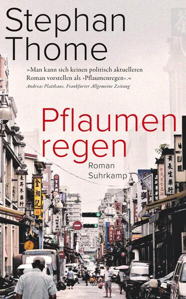 Pflaumenregen entfaltet ein historisches Panorama, in dessen Zentrum eine familiäre Tragödie steht. Stephan Thomes berührender Roman ist eine Liebeserklärung an seine Wahlheimat Taiwan und den zähen Überlebenswillen ihrer Bewohner. Taiwan in den 1940er Jahren, am Ende der japanischen Kolonialzeit. Während der Pazifische Krieg unaufhaltsam näher rückt, wächst die achtjährige Umeko behütet in einer Kleinstadt im Norden der Insel auf. Sie ist stolz auf ihr gutes Japanisch und himmelt ihren älteren Bruder an, den Star des örtlichen Baseballteams. Als die Armee jedoch am Ortsrand ein Lager für ausländische Kriegsgefangene einrichtet, gerät ihr Leben in einen Strudel aus Schuld und Verbrechen, der die Familie siebzig Jahre später immer noch gefangen hält.