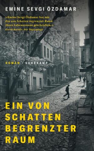 Emine Sevgi Özdamars Bestseller ist die wortgewaltige Begehung eines Raums zwischen Bedrohung und Geborgenheit - ein vielstimmiges Loblied auf ein Nachkriegseuropa, in dem es für kurze Zeit möglich schien, mit den Mitteln der Poesie Grenzen einzureißen. Er ist der sehnsuchtsvolle Nachruf auf die Freunde, Künstler, Bekanntschaften, die sie auf ihrem Weg begleiteten. Nach dem Militärputsch 1971 flieht die Erzählerin aus Istanbul übers Meer nach Europa. Wie auch andere Künstlerinnen und Künstler, Linke und Intellektuelle fürchtet sie um ihre Existenz. Im Gepäck: das unbedingte Verlangen, den so jäh gekappten kulturellen Reichtum ihres Landes andernorts bekannt zu machen und lebendig zu halten. Im geteilten Berlin, auf den Boulevards von Paris, im Zwiegespräch mit bewunderten Dichtern und Denkern, findet sie schließlich eine »Pause der Hölle«, in der Kunst, Politik und Leben uneingeschränkt vereinbar scheinen.