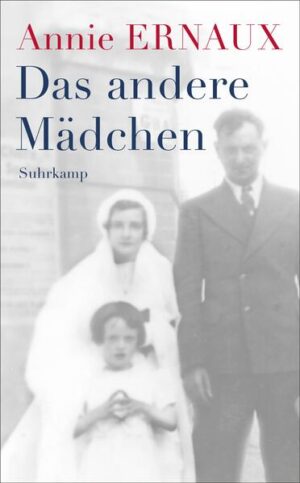 Ein Sonntag im August 1950, die kleine Annie spielt draußen im Garten, ihre Mutter steht am Zaun und plaudert mit der Nachbarin. Eine folgenreiche Plauderei, denn so erfährt Annie, dass ihre Eltern vor ihrer Geburt bereits eine Tochter hatten, die sechsjährig an Diphtherie gestorben war. Über diese Schwester wird Annie von ihren Eltern niemals wieder ein Wort hören und sie wird ihrerseits niemals nach der Verstorbenen fragen. Doch auch dieses dauerhafte Beschweigen formt eine Geschichte und verleiht der toten Schwester - dem anderen Mädchen - eine Gestalt. Und es prägt Annies Persönlichkeit und Charakter, die Identität der Nachgeborenen. Vier oder fünf Fotografien, das Grabmal, einige wenige Gegenstände, ein paar Murmeln - darüber versucht Annie Ernaux Jahrzehnte später dem Leben ihrer ungekannten Schwester schreibend auf die Spur zu kommen. Annie Ernaux hat einen Brief an ihre Schwester geschrieben, die sie nicht hat kennenlernen können - einen Brief von überwältigender Klarheit und zarter Traurigkeit, über Trennendes und Gemeinsames, über Kindheit und Geschichte und über Schicksalsschläge, die eine Familie auf immer verändern.